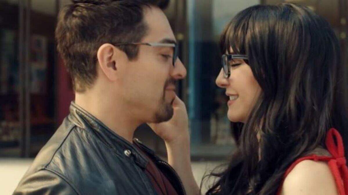 Omar Chaparro como Zequi y Martha Higareda como Lucy en una escena de “No manches Frida 2”.