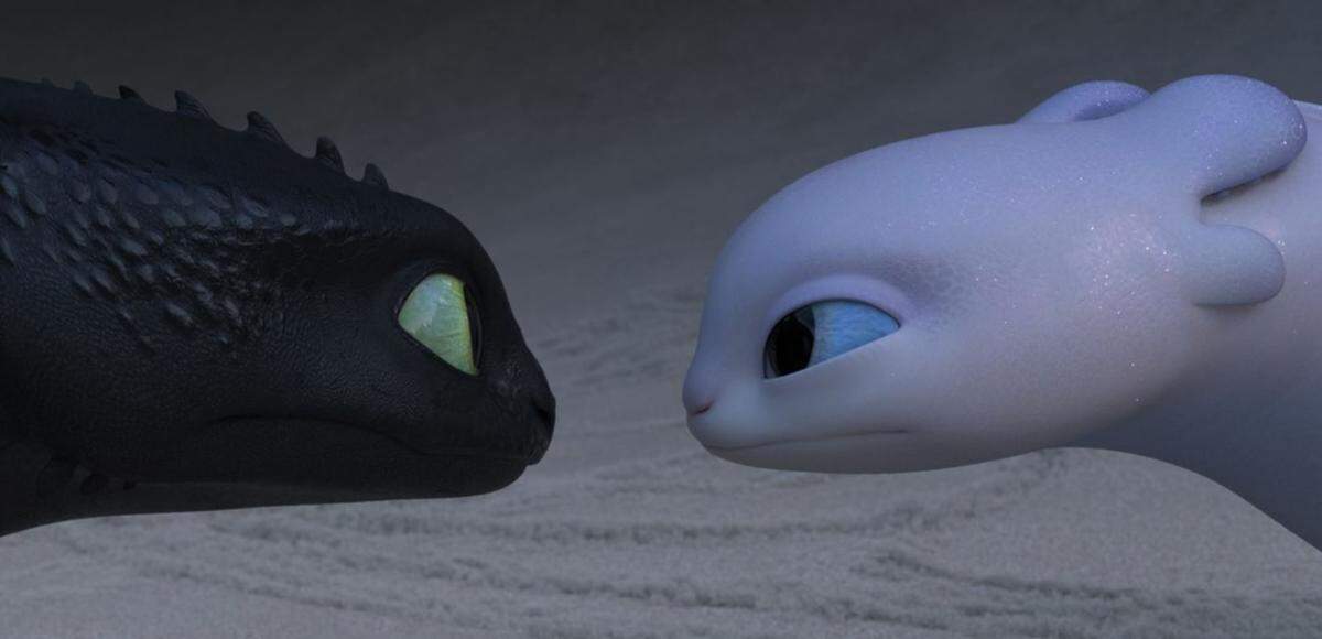 Los personajes de Toothless (Izq.) y Light Fury en una escena de “How to Train Your Dragon: The Hidden World”.
