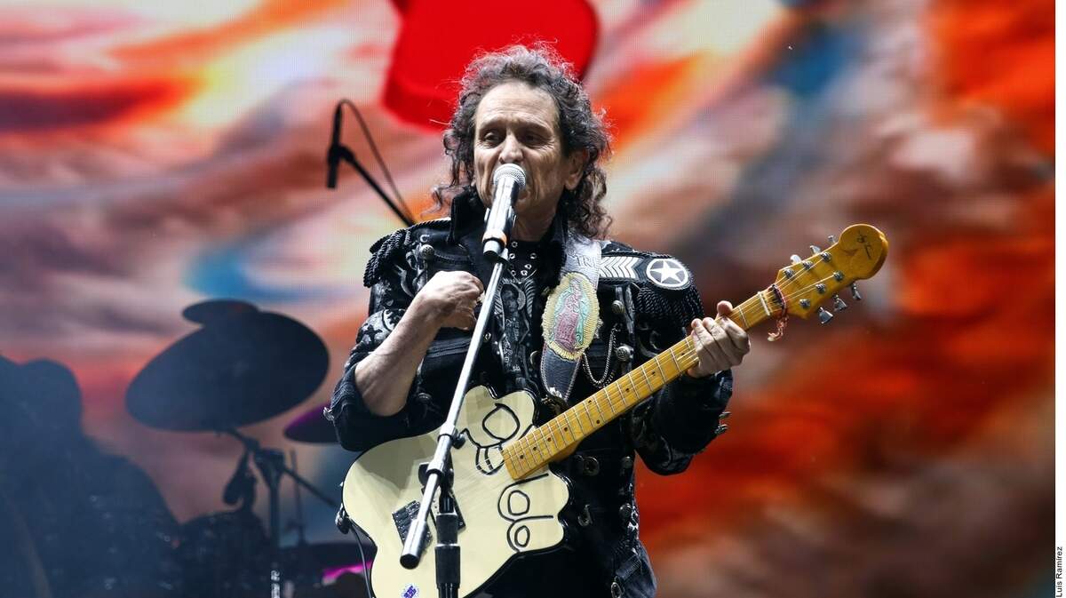 Alex Lora, quien celebra 50 años de carrera musical, se encuentra de gira con el gupo El Tri de México.