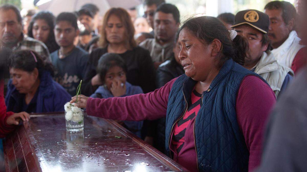 Pobladores de Tlahuililpan (México) participan en los cortejos fúnebres de algunas de las víctimas mortales de la explosión del ducto de Pemex.