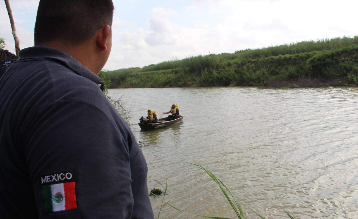 Un padre salvadoreño y su hija de menos de dos años perdieron la vida al intentar cruzar el río Bravo cerca de Matamoros.