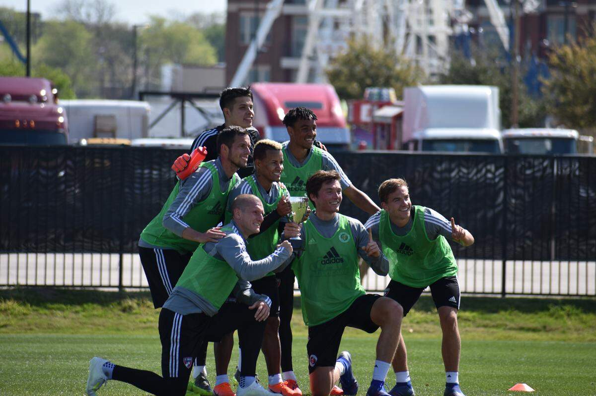 El técnico del FC Dallas, Luchi González, habló de su forma de trabajo, con competencias internas. Aquí uno de los equipos que ganó su trofeo en sesión de entrenamiento.