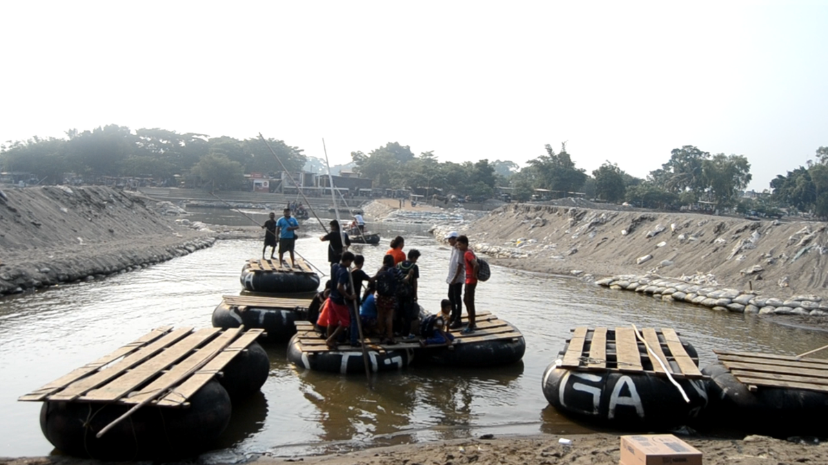 Balseros de ambos lados de la frontera se dan a la tarea de trasladar a personas y mercancías. Alrededor de 40 mexicanos y guatemaltecos se dedican a este oficio.