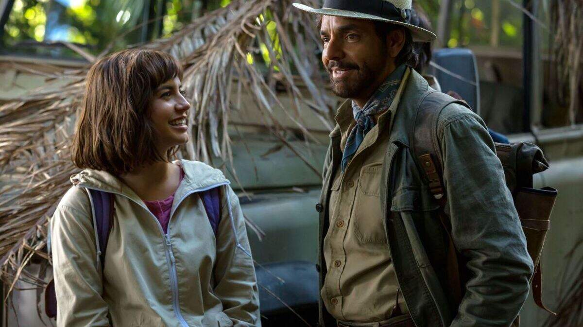 Isabela Moner y Eugenio Derbez en una escena de “Dora and the Lost City of Gold.”