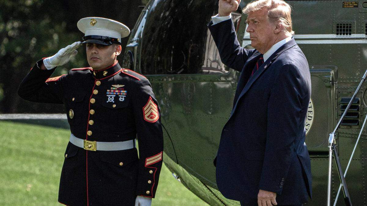 El presidente Donald Trump, quien aquí saluda a sus seguidores antes de abordar el helicóptero Marine One en la Casa Blanca, sería trasladado a un hospital militar después de dar positivo a COVID-19.