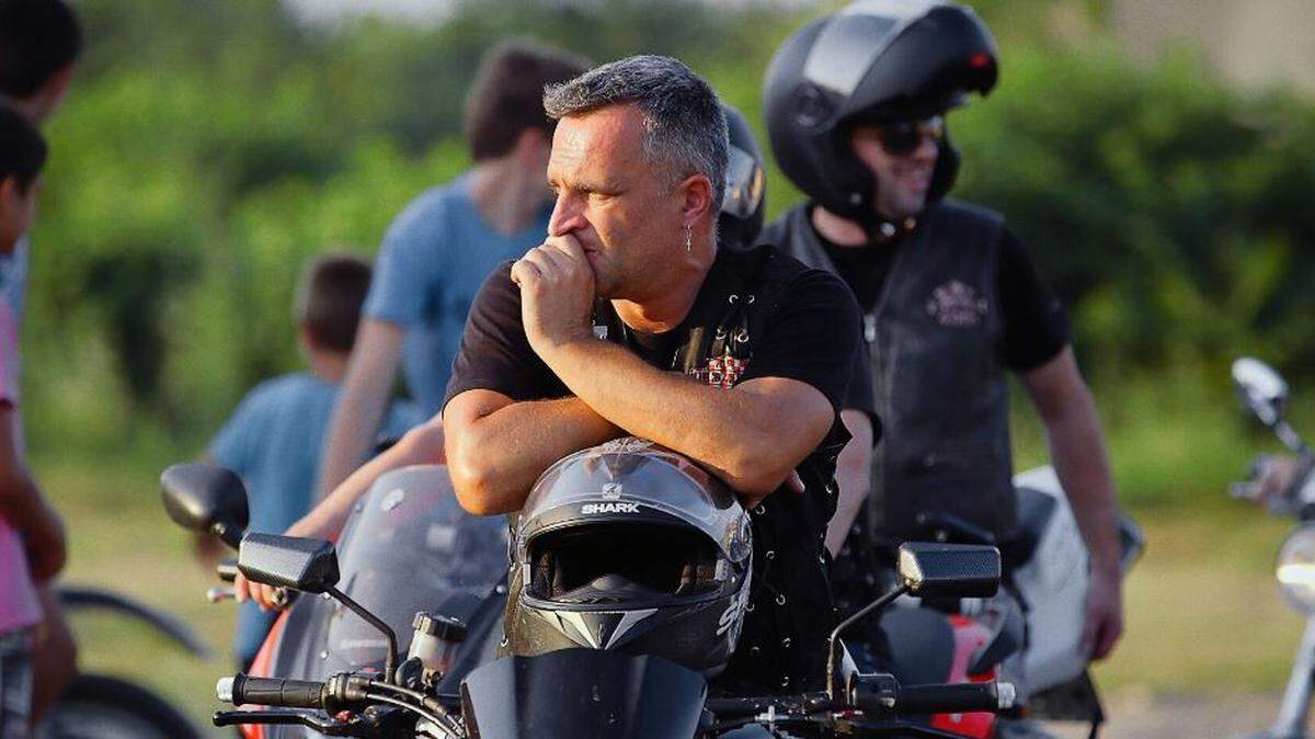 Lija sentado en su motocicleta en una escena de “Among Wolves”.