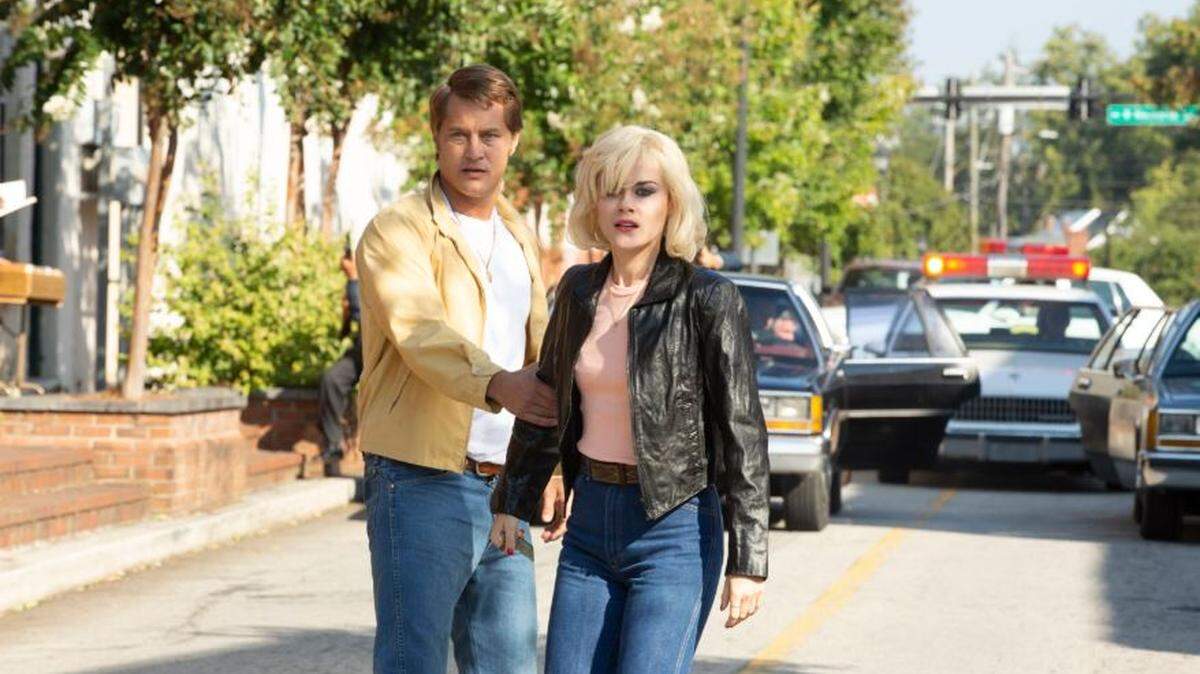 Travis Fimmel como Harry y Rachael Taylor como Molly en una escena de "Finding Steve McQueen".