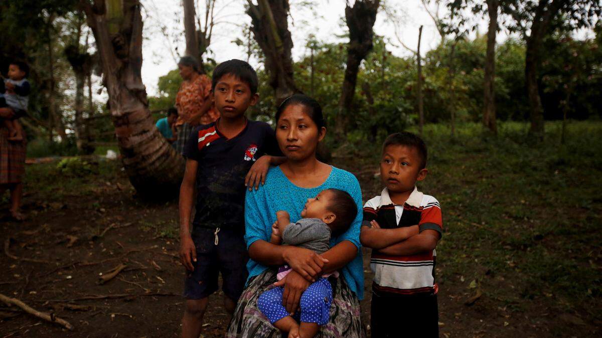 Claudia Marroquín, de 27 años y madre de Jakelin, una niña de 7 años quien murió el año pasado en la frontera, posa junto a sus otros tres hijos en el caserío San Andrés Secortéz en el municipio de Raxruhá en Guatemala.