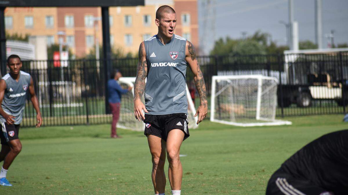 Zdenek “Cobra” Ondrasek está brindando no solamente su experiencia sino que está creando presión para la salida con la pelota.
