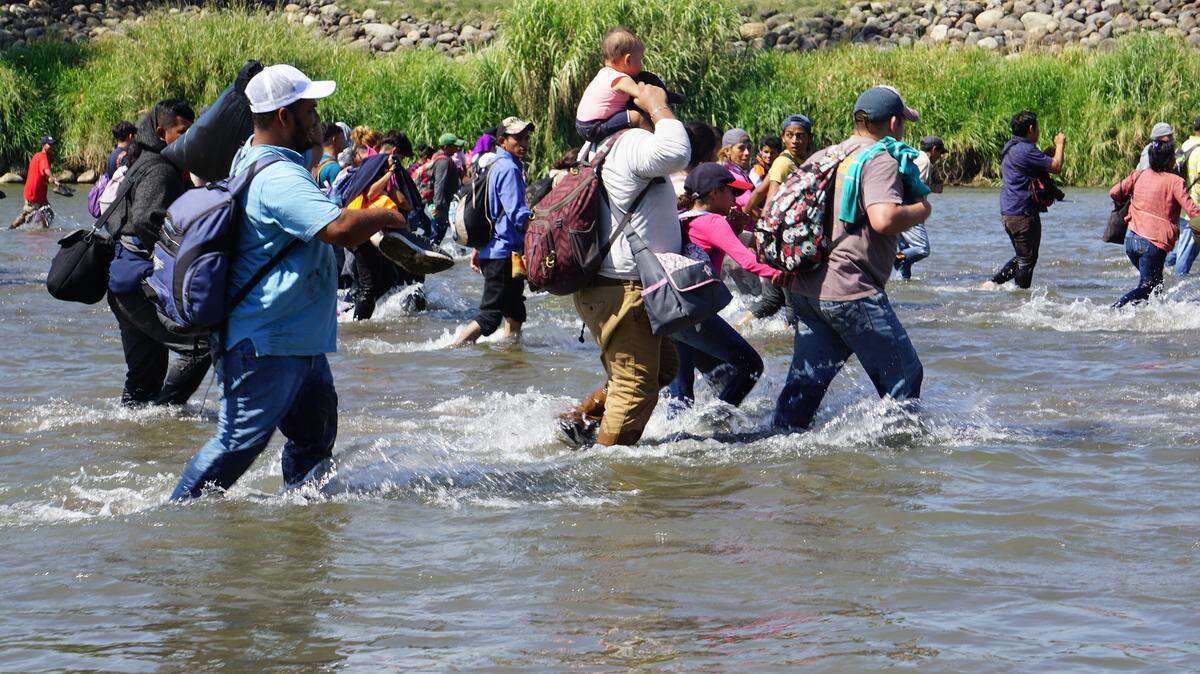Migrantes centroamericanos, en su mayoría hondureños, logran cruzar el río Suchiate que divide México y Guatemala, para internarse en territorio mexicano desde la Ciudad de Hidalgo, estado de Chiapas (México).