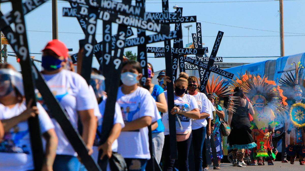 Activistas de la agrupación Red Fronteriza por los Derechos Humanos, (Border Network for Human Rights) se reúnen para conmemorar el primer aniversario de la masacre de latinos en un Walmart de El Paso, Texas.