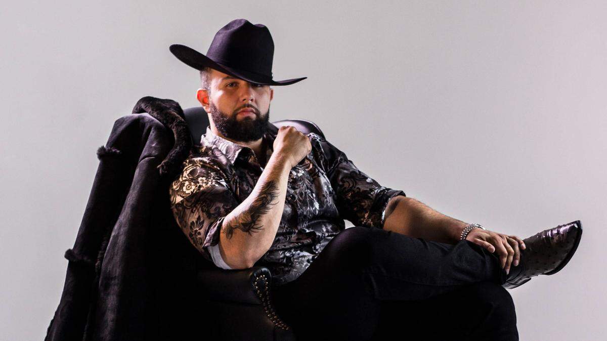 “Comencé a tocar la guitarra y a escribir canciones desde los 15 años”, dijo el cantautor Carín León.