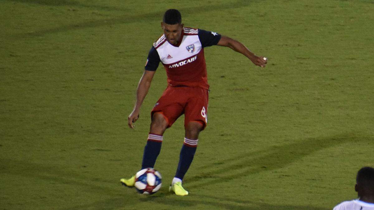 Una hernia hizo que Bryan Acosta todavía no vista el nuevo uniforme en competencia regular, pero el hondureño asegura que este tiempo le está ayudando a ponerse a la par de sus compañeros.