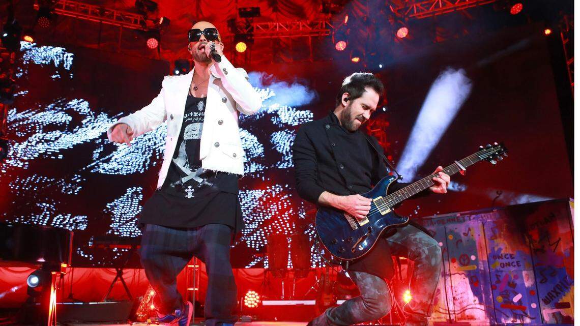 El grupo internacional Camila se presenta en The Bomb Factory.