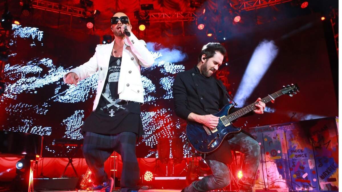 El grupo internacional Camila se presenta en The Bomb Factory.