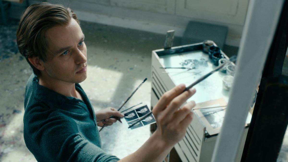 Kurt (interpretado por Tom Schilling) pinta en una escena de la película “Never Look Away”.