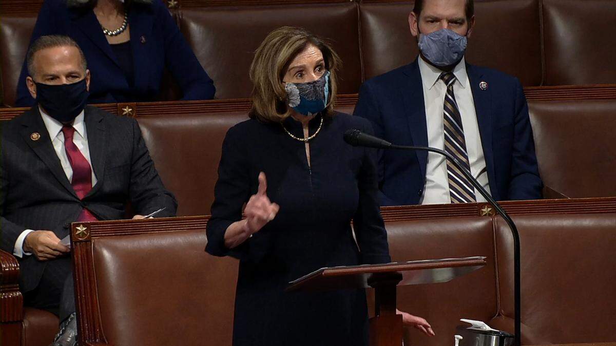 La presidenta de la Cámara de Representantes, la demócrata Nancy Pelosi, habla durante la sesión donde se aprobó un nuevo juicio político contra el presidente Donald Trump.