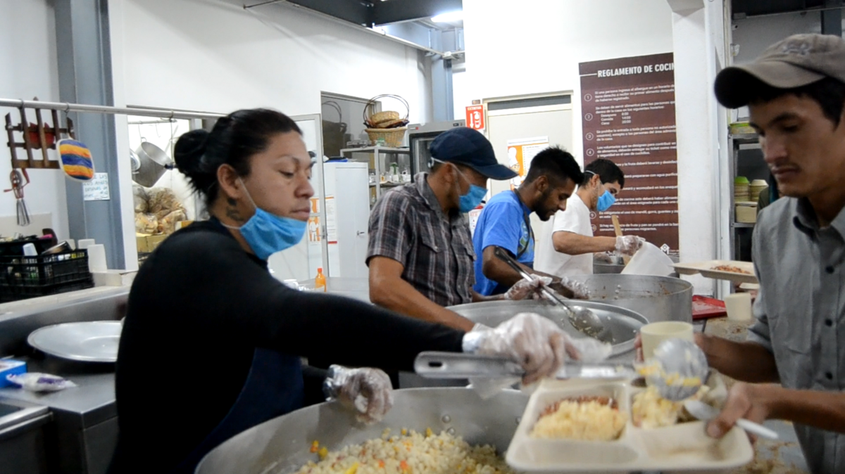 Alex N. de Honduras, quien trabaja en la cocina del albergue, dijo verse reflejado en cada uno de los que ahí llegan.