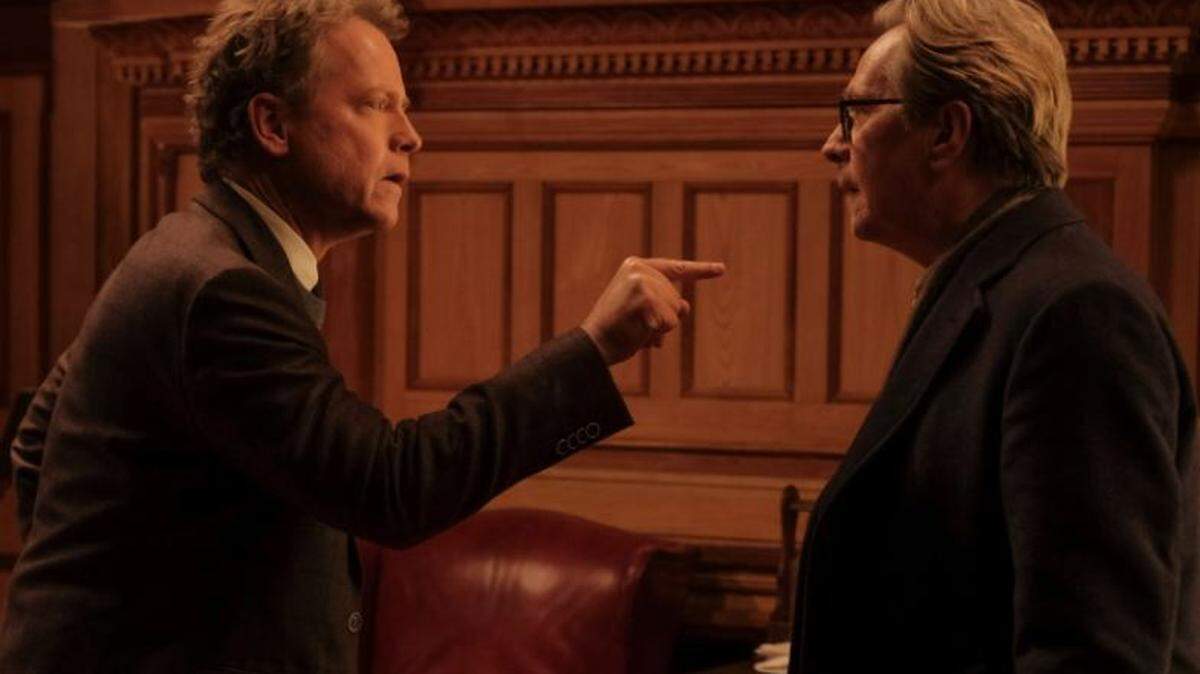 Los actores Greg Kinnear (Izq.) y Gary Oldman en una escena de la película “Crisis”.