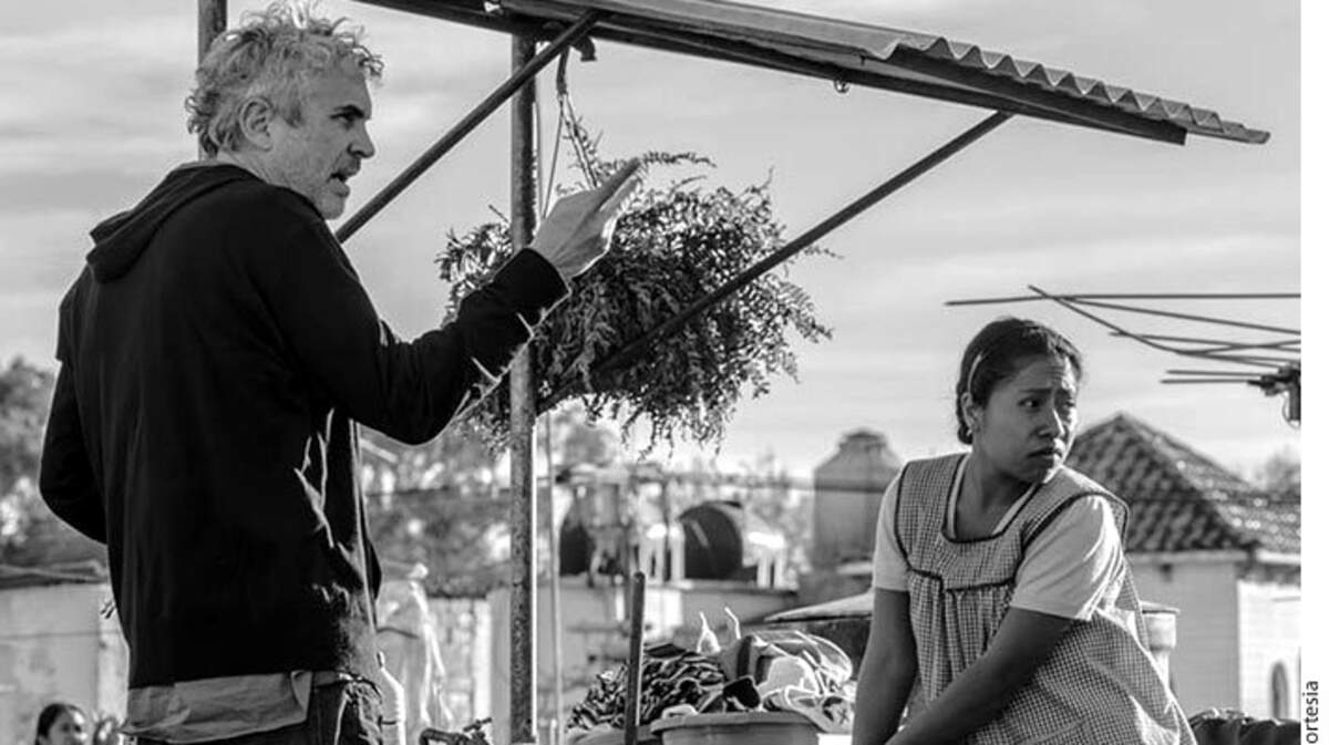 Alfonso Cuarón dirige a la actriz Yalitza Aparicio en una escena de la película “Roma”.