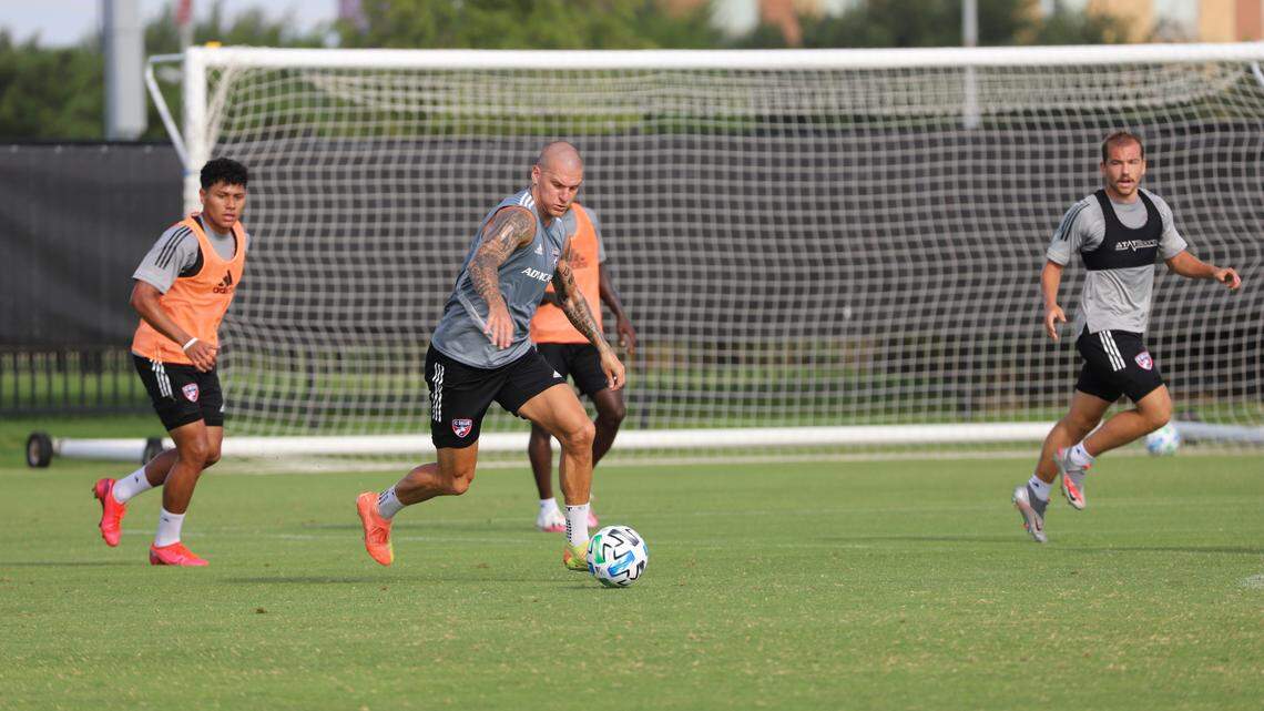 Zdeněk “la Cobra” Ondrášek maneja el balón durante una sesión de entrenamiento en las instalaciones del FC Dallas.