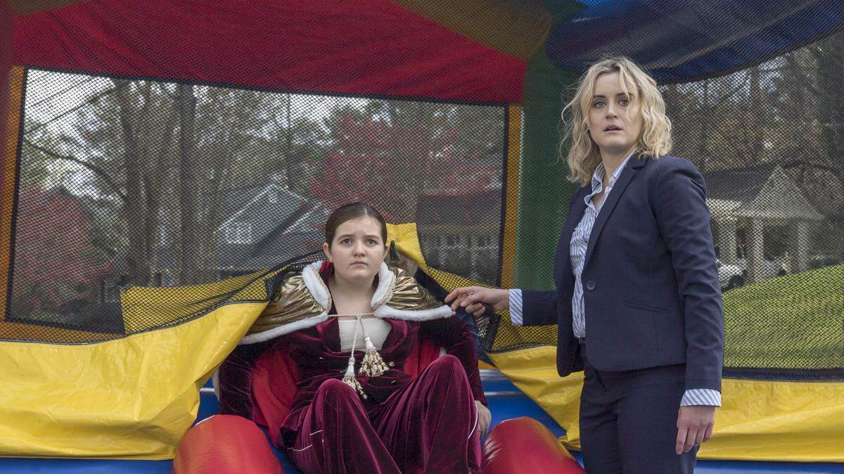 La actriz Taylor Schilling interpreta a Kate y Bryn Vale a Maddie en la película “Family”.
