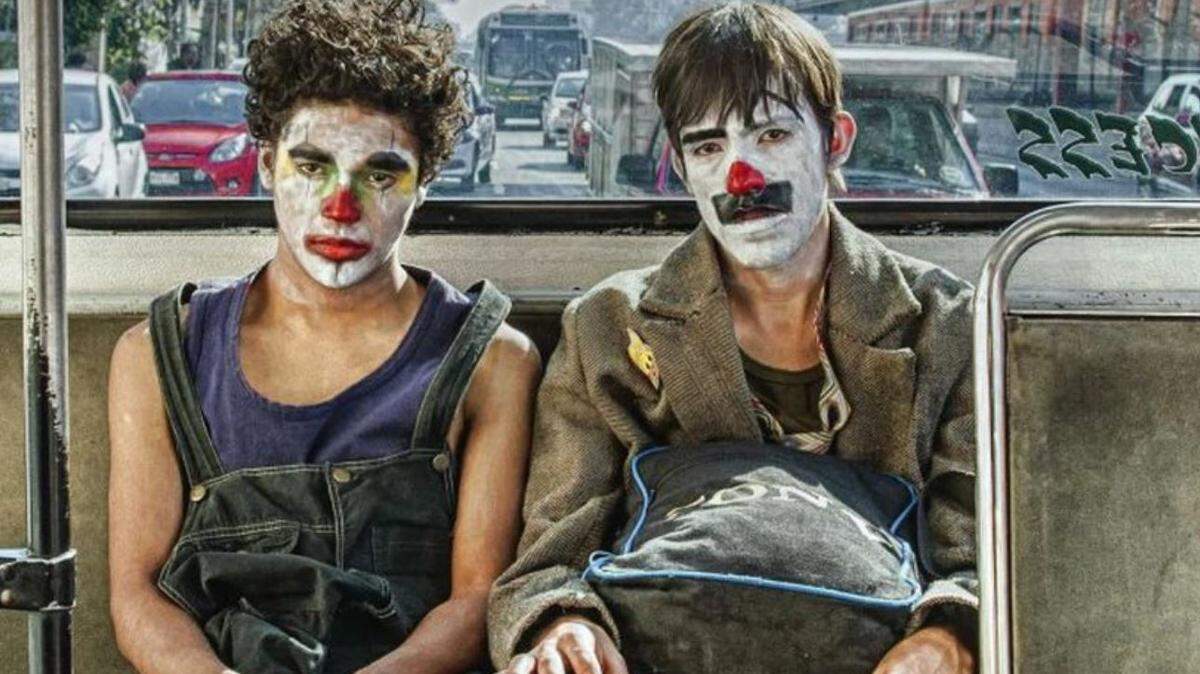Los actores Benny Emmanuel (Izq.) y Gabriel Carbajal en una escena de "Chicuarotes".