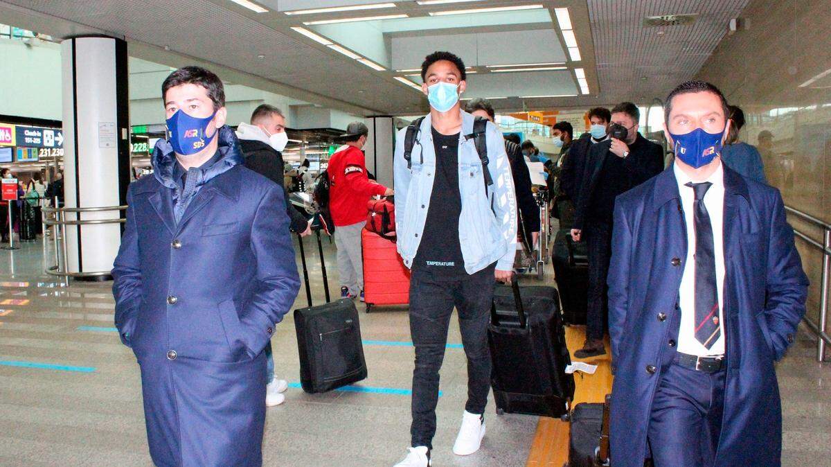 El jugador Bryan Reynolds (c), oriundo de Fort Worth, a su llegada al aeropuerto de Roma Fiumicino tras firmar contrato con el equipo A.S. Roma.