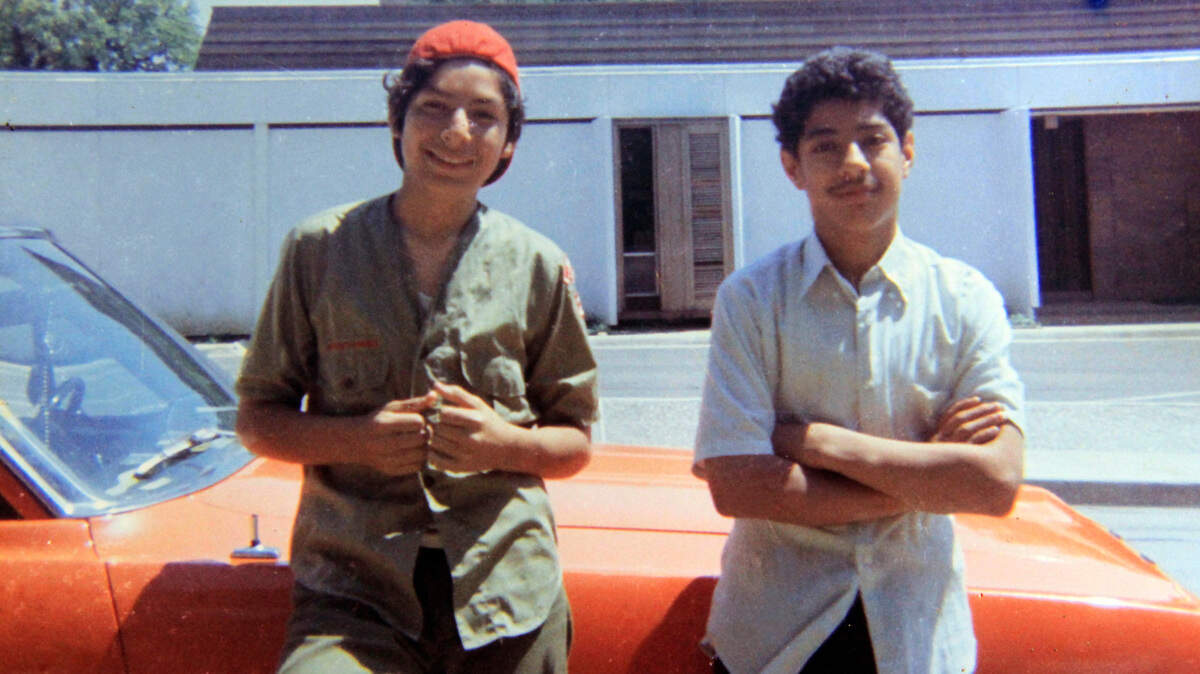 David Rodríguez, 13 (Izq.) y su hermano Santos Rodríguez, 12, se encuentran frente al auto de un pariente en 1973, un mes antes de que un policía de Dallas matara a Santos.