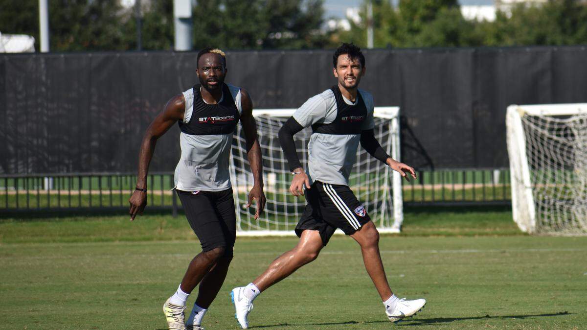 El mediocampista colombiano Abel Aguilar (Der.) entrena junto a Roland Lamah.