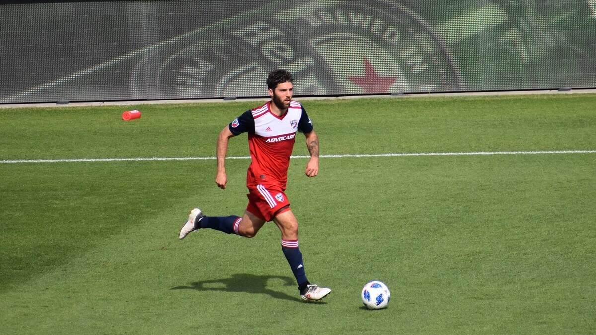 El mediocampista Ryan Hollingshead dijo que la liga promueve mucho a Los Angeles Galaxy, pero el FC Dallas quiere ganar la Conferencia Oeste.