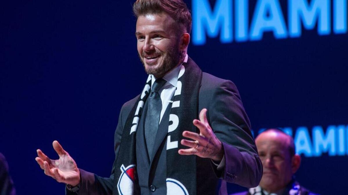 El ex futbolista británico David Beckham habla en las instalaciones del Adrienne Arsht Center en Miami durante la presentación oficial del equipo que jugará en la Major League Soccer.