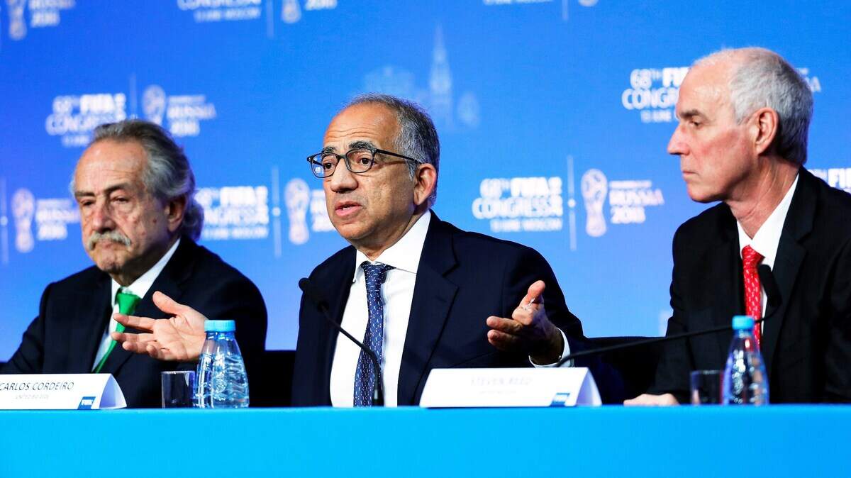 De Izq. a Der., Decio de María, presidente de la Federación Mexicana de Fútbol, junto a sus colegas de Estados Unidos Carlos Cordeiro y Canadá, Steven Reed.