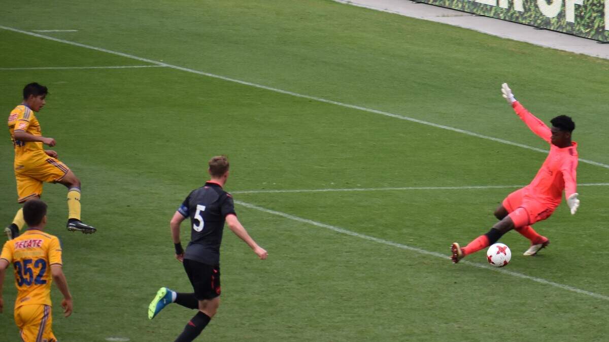 Jesús Garza (17) convierte el go que le dio el triunfo a Tigres de la UANL sobre Arsenal en el juego de campeonato del Súper Grupo 'Gordon Jago' en la Copa Dallas.