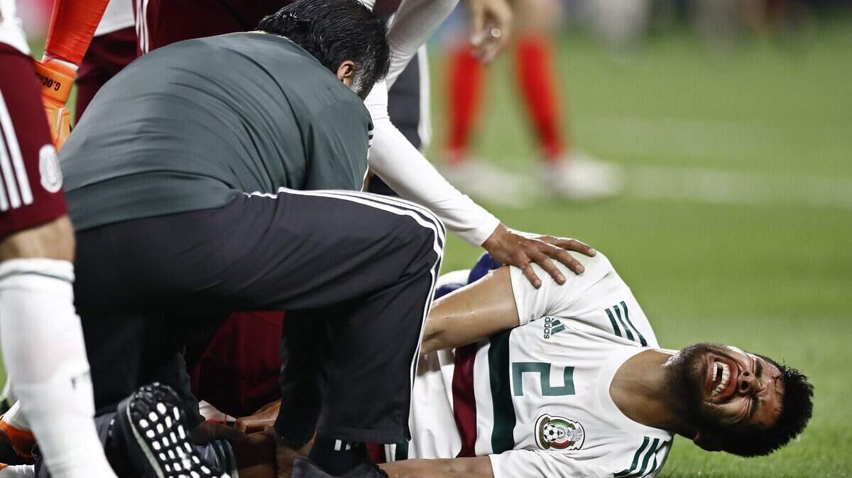 El jugador del Tri Néstor Araujo salió lesionado del partido amistoso entre México y Croacia en el estadio AT&T en Arlington.
