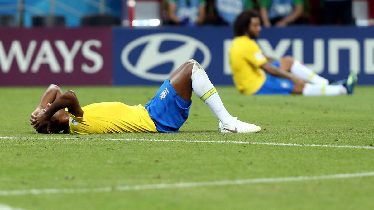 Los jugadores de la selección brasileña tras ser eliminados por Bélgica 2-1 en el encuentro de Cuartos de Final jugado en el estadio Arena Kazán, en Kazán, Rusia.