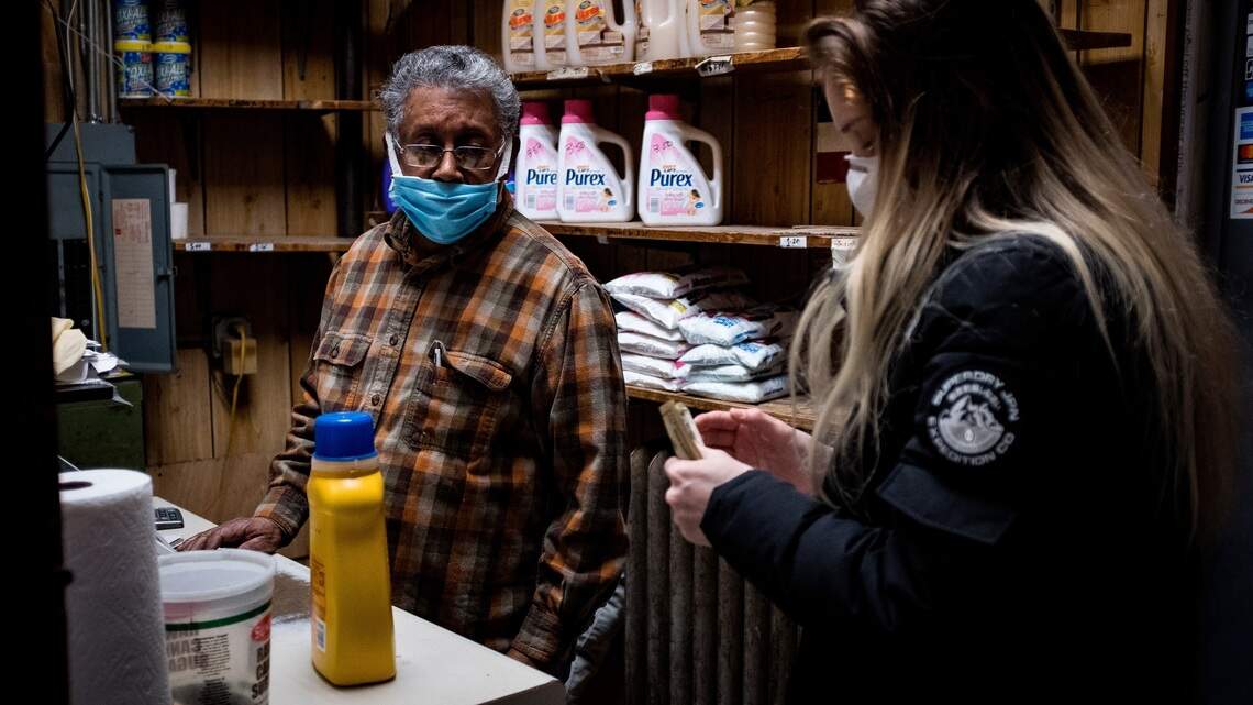 Más latinos con empleos que los ponen en riesgo