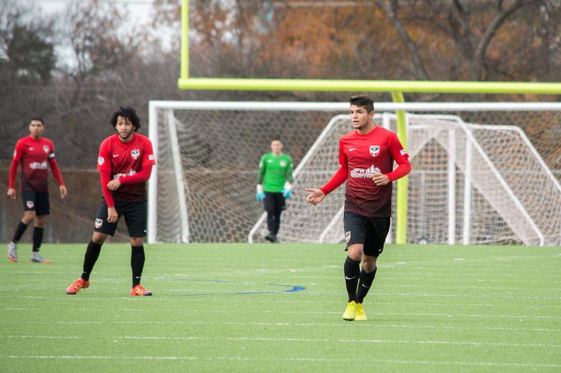 Los jugadores Flavio Guzmán (Izq.) y Óscar Romero en acción del equipo Inocentes FC.