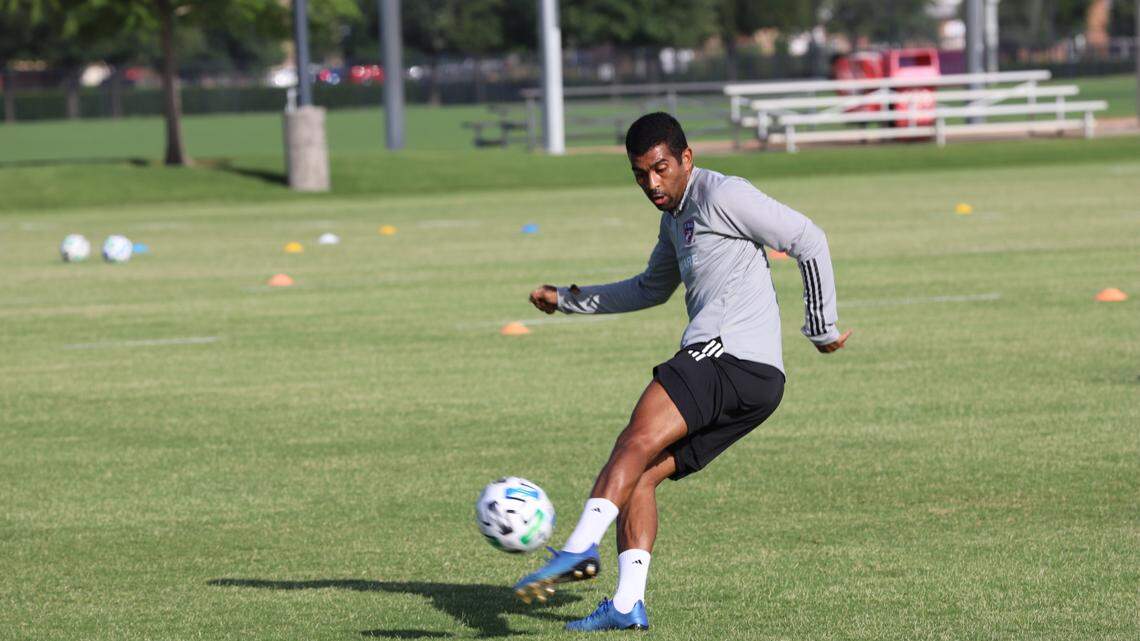 El nativo de Curitiba, Brasil, Thiago Santos, entrena en las canchas del FC Dallas.