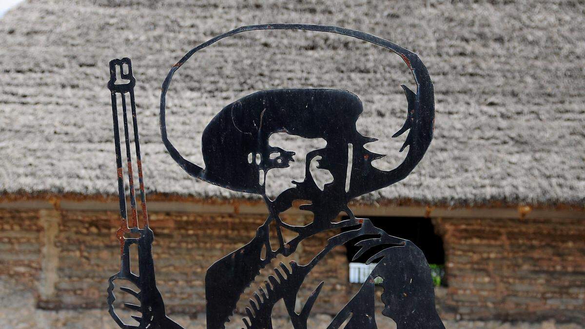 La silueta del revolucionario mexicano Emiliano Zapata se muestra a las afueras de la casa donde nació, el 8 de agosto de 1879, en el poblado de Anenecuilco, en el estado de Morelos (México).