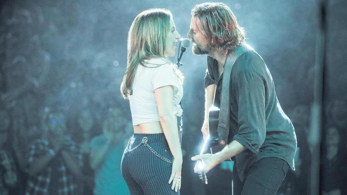 Lady Gaga (Izq.) y Bradley Cooper son los protagonistas de la película “A Star is Born.”