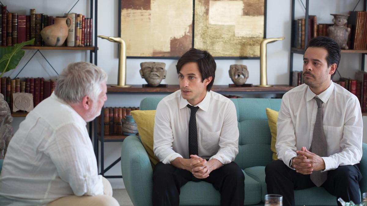 
(De Izq.) los actores Simon Russell Beale, Gael García Bernal y Leonardo Ortizgris en la cinta “Museo”.
