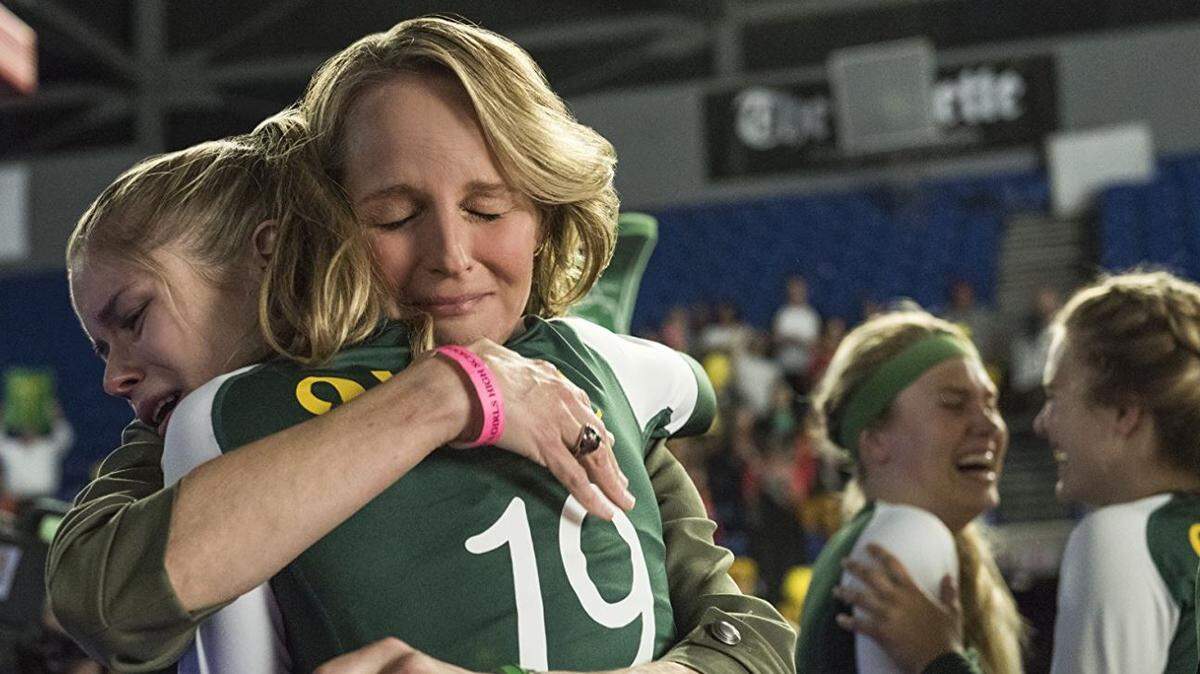 Helen Hunt (Izq.) y Erin Moriarty en una escena de la película The Miracle Season.