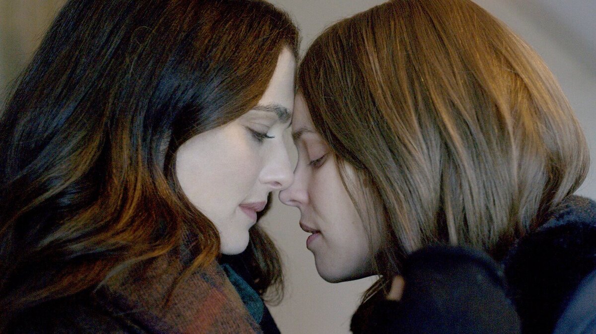
Las actrices Rachel Weisz, (Izq.) y Rachel McAdams en una escena de la cinta “Disobedience.”
