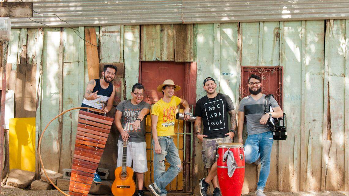 De Izq. a Der., los integrantes de La Cuneta Son Machín son Carlos Luis Mejía, Omar Suazo, Carlos Guillén Mejía, Ernesto López y Augusto Mejía.