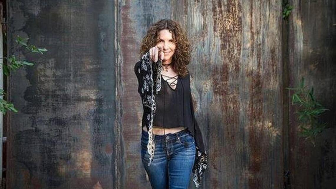 Lisa Morales vive su música en 2 idiomas
