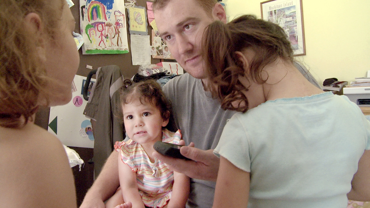 La familia se comunica con Cindy Shank por teléfono en el documental “The Sentence”.