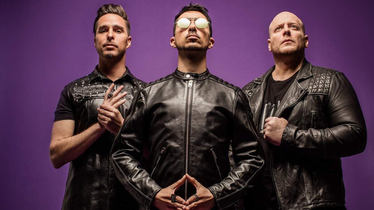 Moenia son (De Izq. a Der.): Alejandro Midi Ortega, guitarras y sintetizadores; Alfonso Pichardo, voces; y Jorge Soto, teclados y sintetizadores.