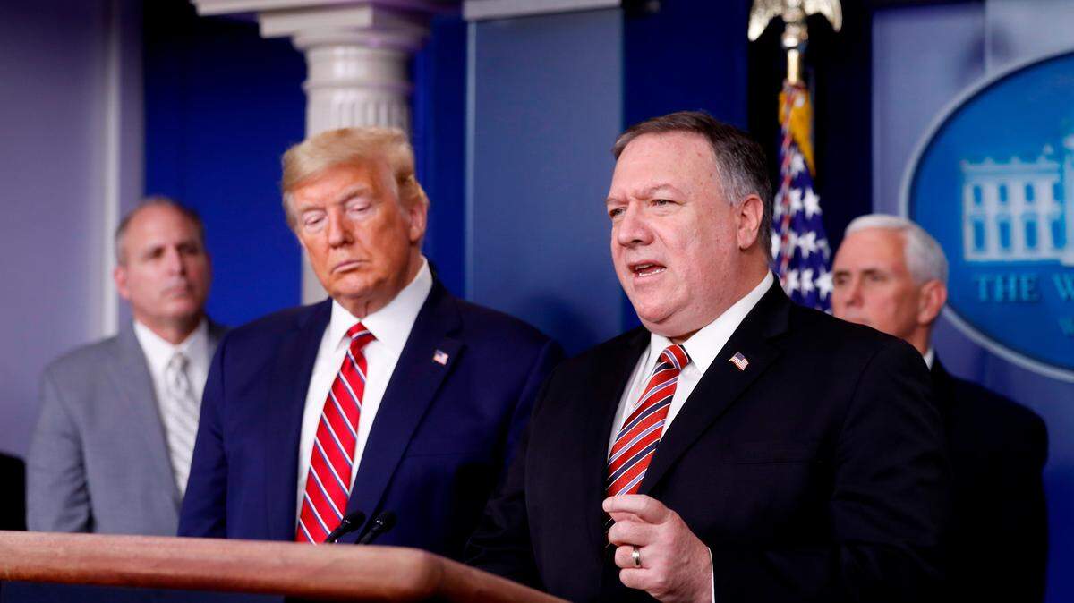 El Secretario de Estado de los Estados Unidos, Mike Pompeo, junto al Presidente Donald Trump, habla sobre los detalles del cierre parcial de la frontera con México.