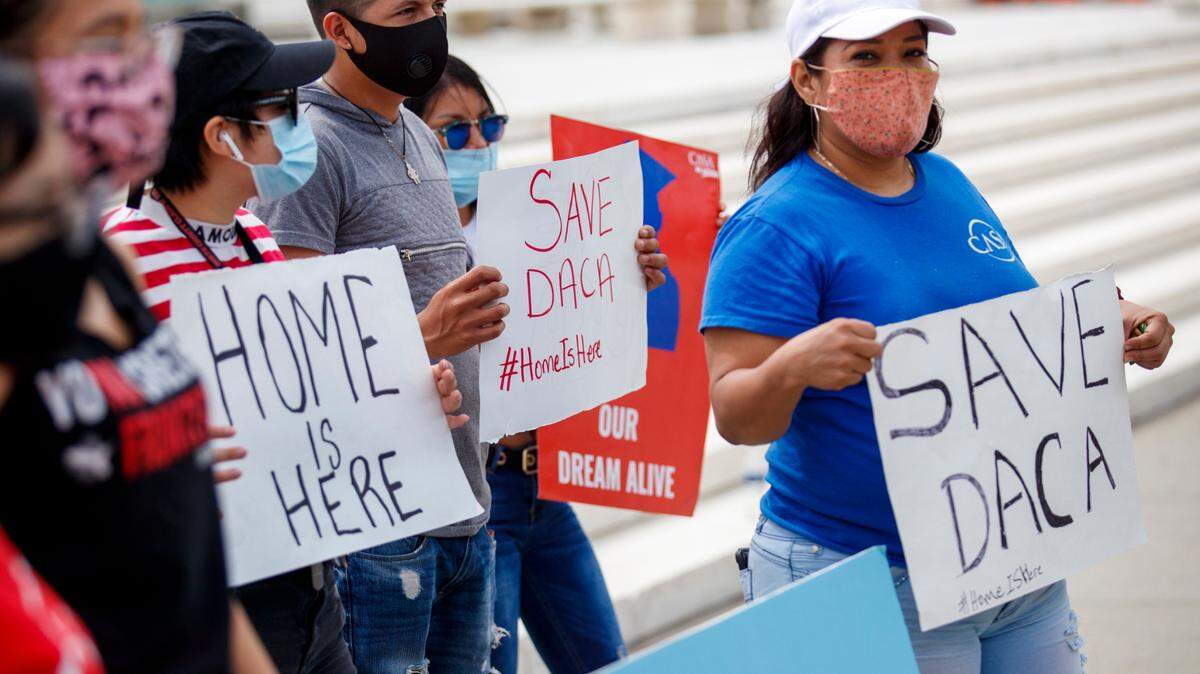 El fiscal de Texas, Ken Paxton, junto a procuradores de otros estados, pidieron a un juez federal que declare ilegal el programa de Acción Diferida para los Llegados en la Infancia (DACA).